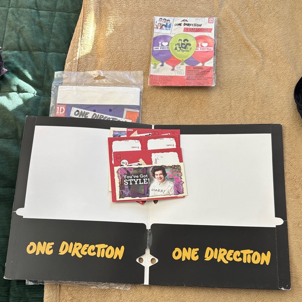 One Direction Memorabilia Set - Picture 2 of 3